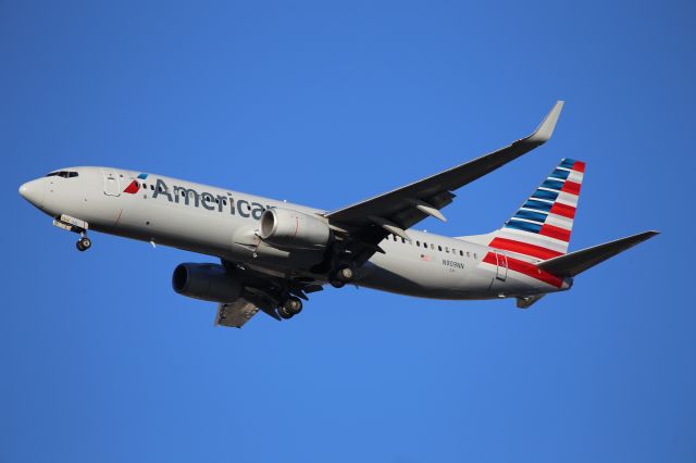 Boeing 737-800 (N909NN)