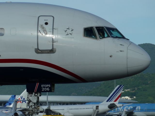 Boeing 757-200 (N206UW)