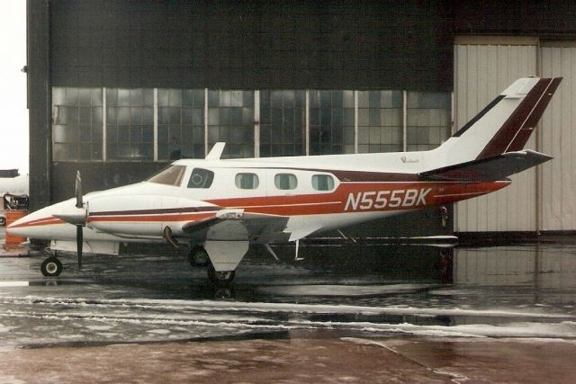 Beechcraft Duke (N555BK) - Seen here in Apr-95.  Exported to Germany 6-May-96 where it became D-ILMS then D-INBK.