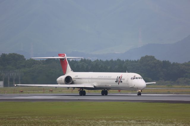 McDonnell Douglas MD-90 (JA004D)
