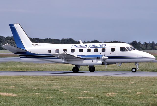 VH-LBN — - LINCOLN AIRLINES - EMBRAER EMB-110P1A BANDEIRANTE - REG : VH-LNB (CN 110441) - ADELAIDE INTERNATIONAL AIRPORT SA. AUSTRALIA - YPAD (10/10/1992)