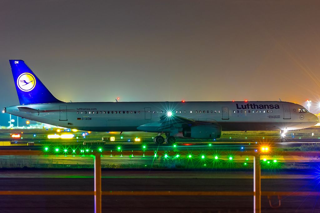 Airbus A321 (D-AIDM) - illuminated green, Rwy 18
