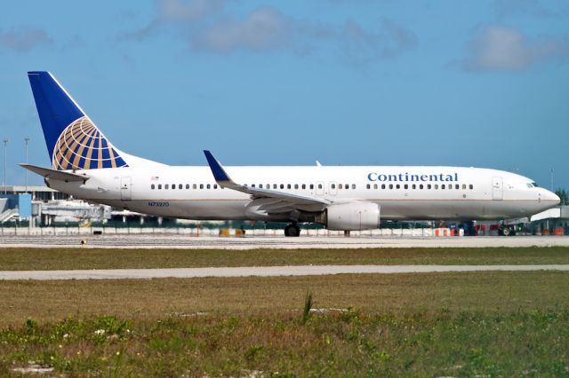 Boeing 737-800 (N73270)