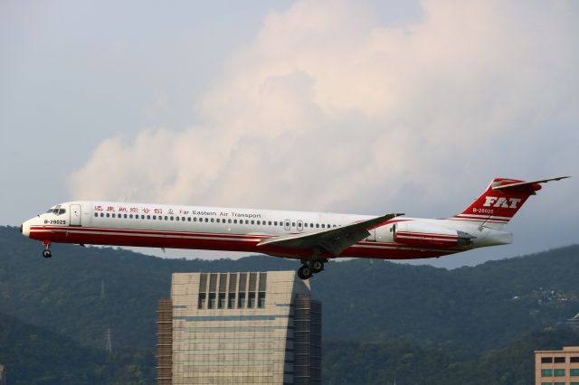 McDonnell Douglas MD-83 (B-28025)