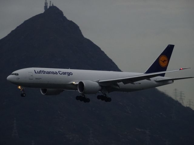 BOEING 777-200LR (D-ALFE)