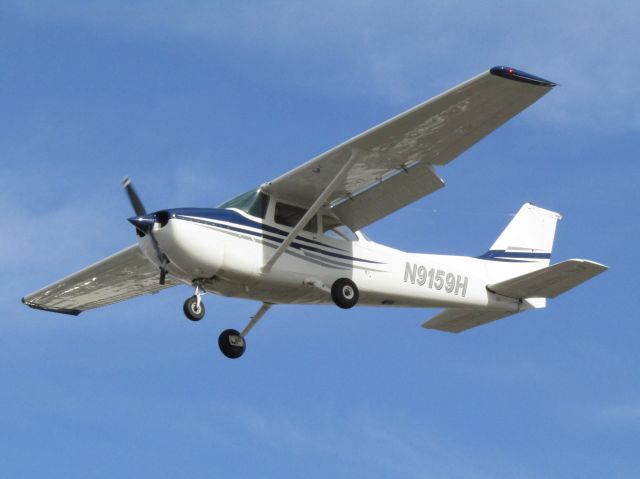 Cessna Skyhawk (N9159H) - Landing RWY 24