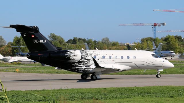 Embraer Phenom 300 (OE-HLA)