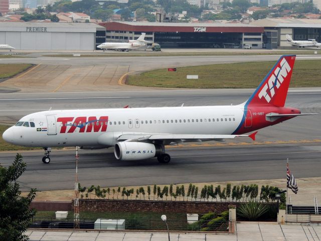 Airbus A320 (PR-MBT) - Airbus A320-233 (CN 2014) TAM - Fab: 2003 / Ex: F-WWBT, HC-CDY - Aeroporto de Congonhas/São Paulo (CGH/SBSP) , Brazil