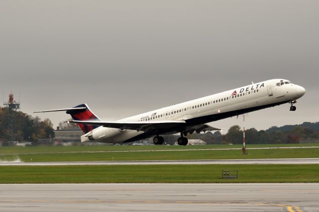 McDonnell Douglas MD-88 (N950DL)