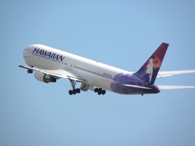 — — - Hawaiian Airlines taking off at PHNL