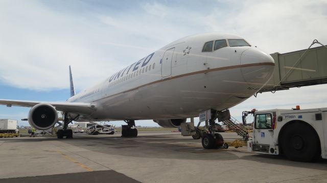 BOEING 767-400 (N66056)