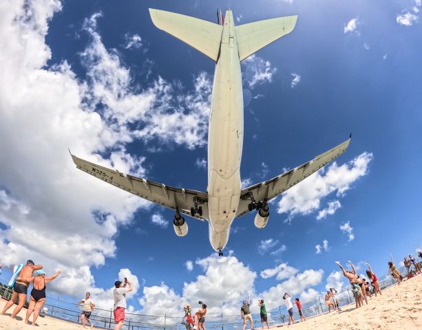 Airbus A330-200 (F-GZCM)