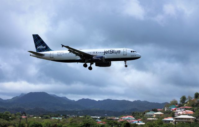 Airbus A320 (N608JB)