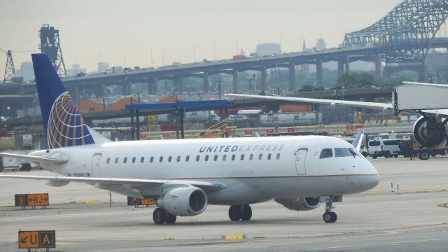 Embraer 175 (N749YX)