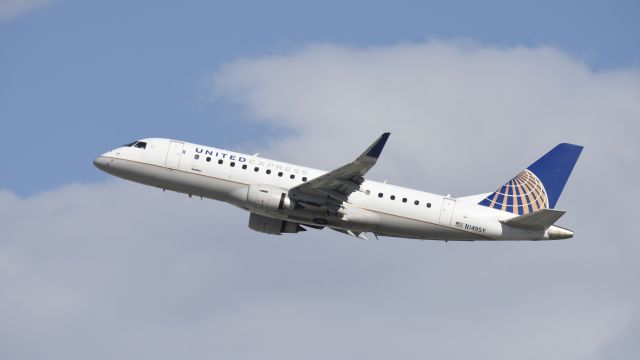 Embraer 175 (N149SY) - Departing LAX on 25R