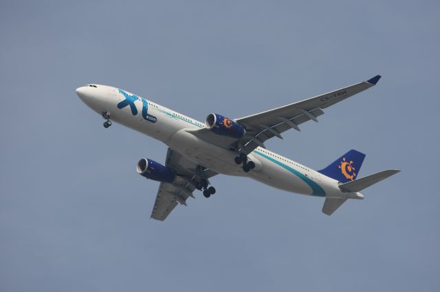 Airbus A330-300 (CS-TRH)