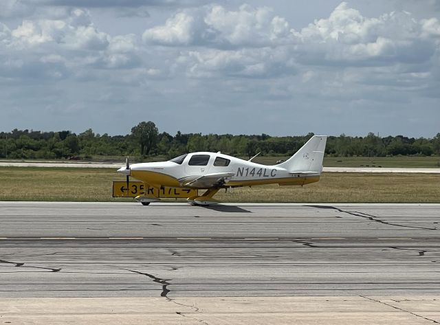 Cessna 400 (N144LC) - Taxiing out for departure.