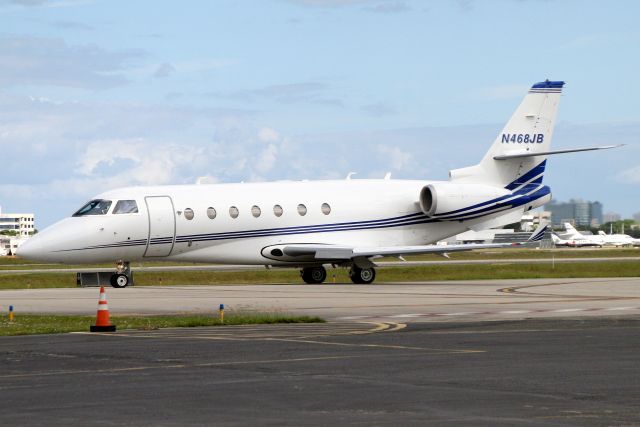 IAI Gulfstream G200 (N468JB) - Taxiing to depart rwy 9 on 22-Nov-19.