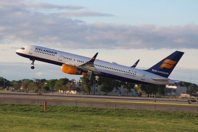 Boeing 757-200 (TF-FIN) - The flight to Iceland leaves MSP Airport