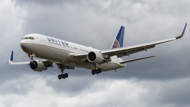 BOEING 767-300 (N684UA)