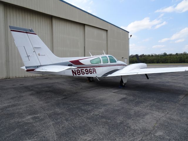 Beechcraft Baron (58) (N8596R)