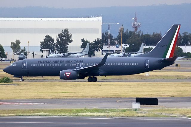 Boeing 737-800 (N3527)