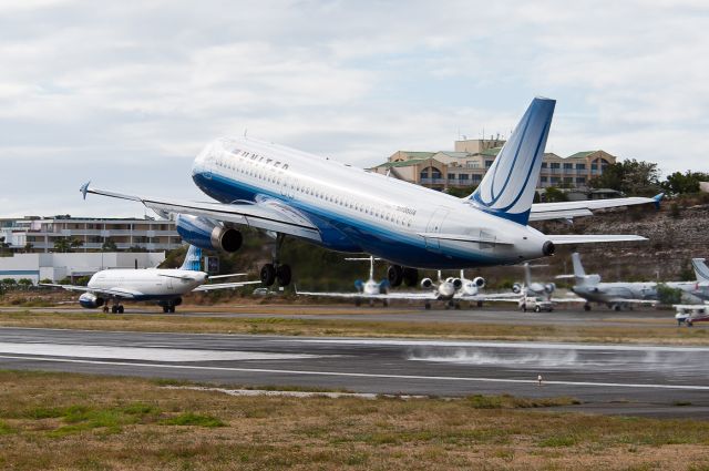 Airbus A320 (N408UA)