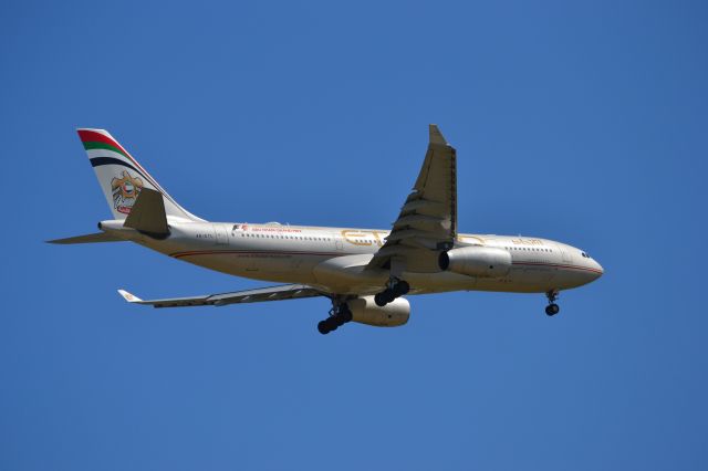 Airbus A330-200 (A6-EYL) - Etihad A330-243 on short final to runway 01