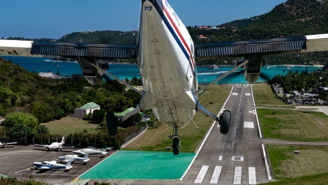 De Havilland Canada Twin Otter (PJ-WIU) - St Barts special! Winair's 39-year-old Twin Otter dive bombs the runway just seconds from touchdown.