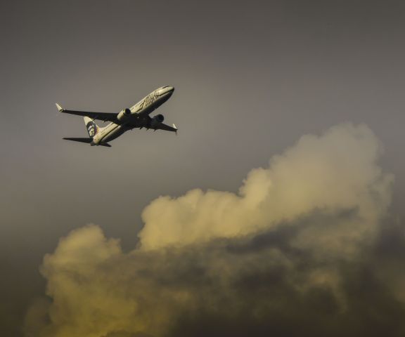 Boeing 737-800 (N562AS) - On approachto San Antonio