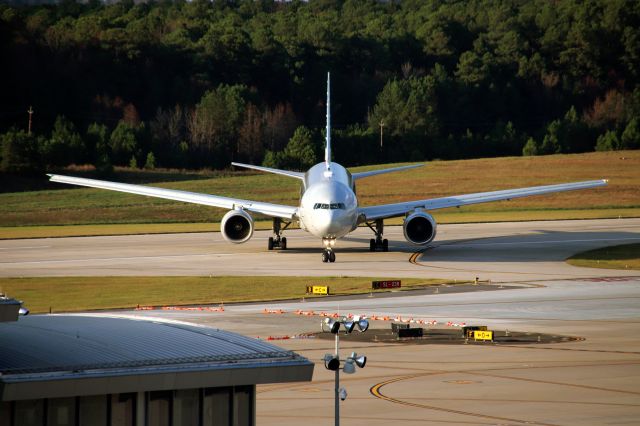 Boeing 777-200 (AAL173)