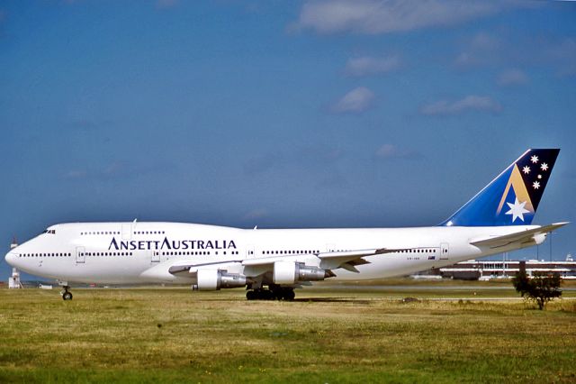Piper Cherokee Arrow (VH-INH) - ANSETT AUSTRALIA AIRLINES - BOEING 747-312 - REG : VH-INH (CN 23026/580) - KINGSFORD SMITH INTERNATIONAL AIRPORT SYDNEY NSW AUSTRALIA - YSSY 4/9/1999