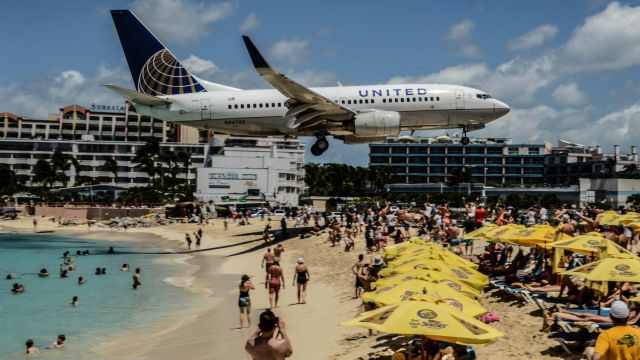 Boeing 737-700 (N24702) - One of the lowest jets over Maho that day over a packed beach wowwing the crowd that day 