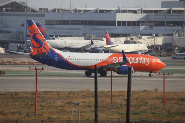 Boeing 737-800 (N830SY)