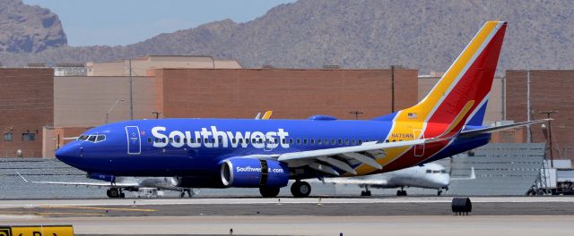 Boeing 737-700 (N476WN) - phoenix sky harbor international airport 23JUN20