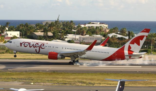 BOEING 767-300 (C-FMWV)