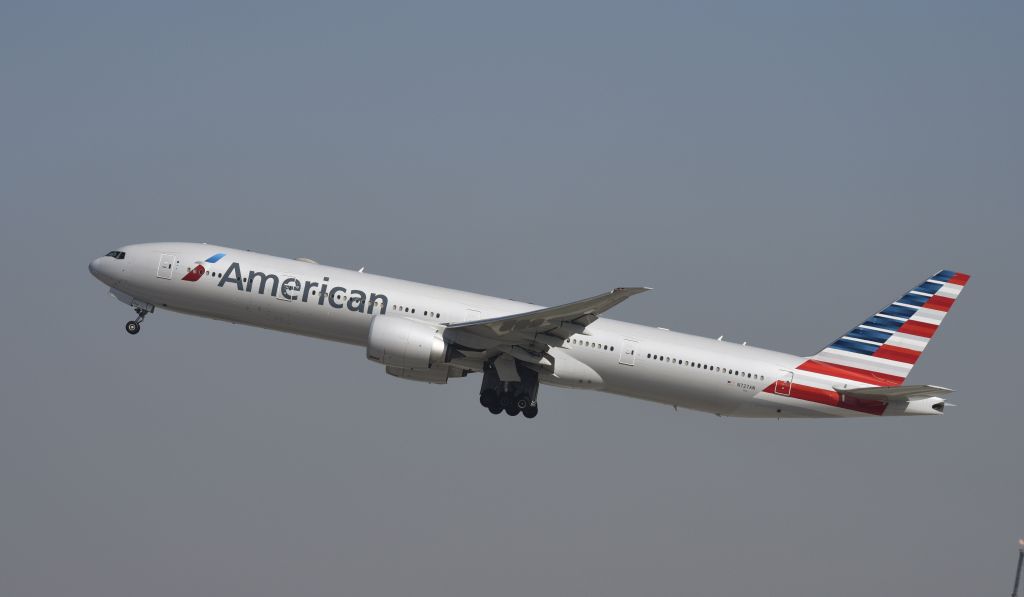 BOEING 777-300ER (N727AN) - Departing LAX