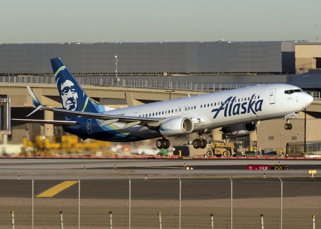 Boeing 737-900 (N237AK)