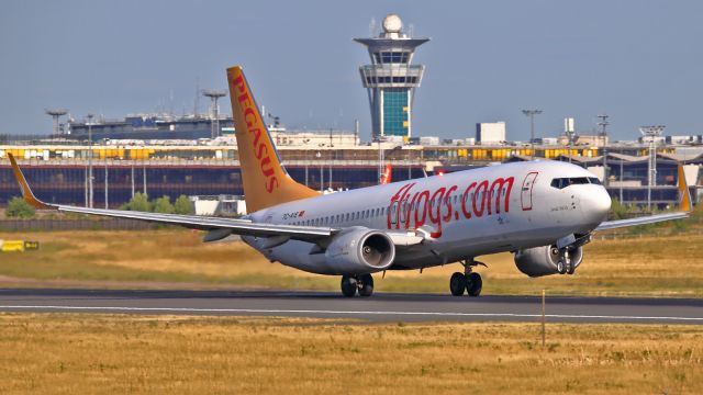 Boeing 737-700 (TC-AIS) - Take off rnw 24/06.View from Bd de l'Europe.
