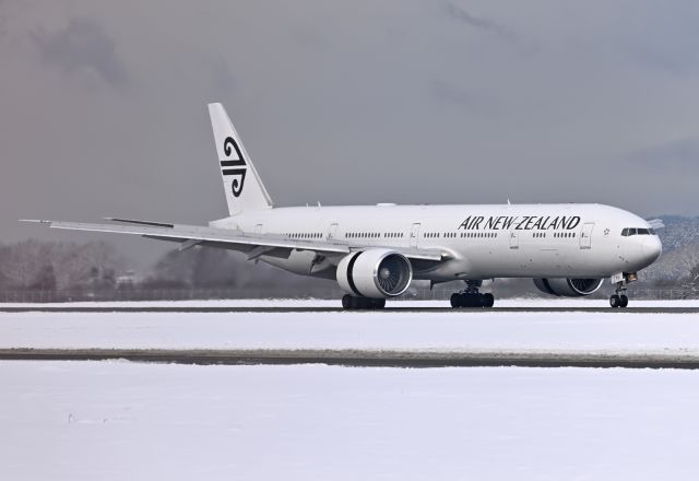 BOEING 777-300 (ZK-OKU)