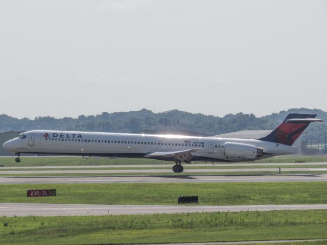 McDonnell Douglas MD-90 (N917DN)