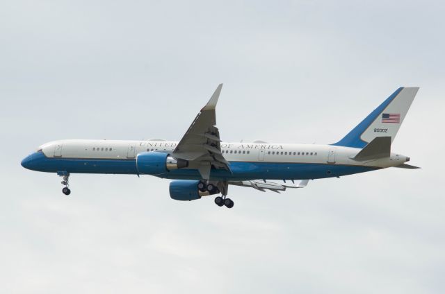 Boeing 757-200 (98-0002) - Mike Pence is on short final into Runway 13 at DSM for a Farmers for Trump summit. Photo taken August 13, 2020 at 11:28 AM with Nikon D3200 at 185mm.