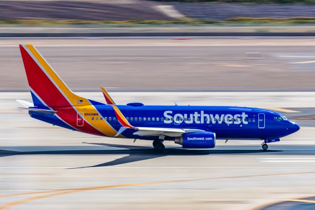 Boeing 737-700 (N909WN) - A Southwest Airlines 737-700 taking off from PHX on 2/28/23. Taken with a Canon R7 and Canon EF 100-400 L ii lens.