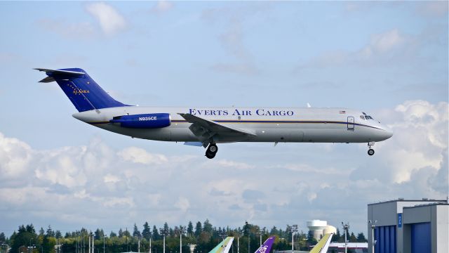 McDonnell Douglas DC-9-30 (N935CE) - VTS9935 from KTUS on final to Rwy 16R on 10/1/14. (LN:521 / cn 47413).