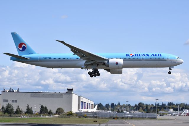 BOEING 777-300 (HL8010)