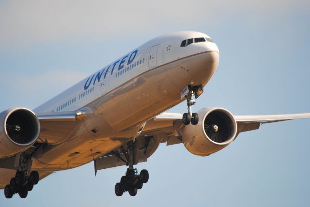 Boeing 777-200 (N78004) - 12/18/2013: United Boeing 777-224 on final for Runway 27L at KIAH. 