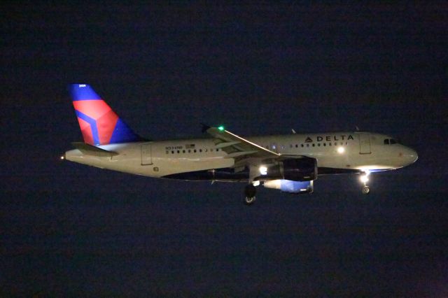 Airbus A319 (N334NB)