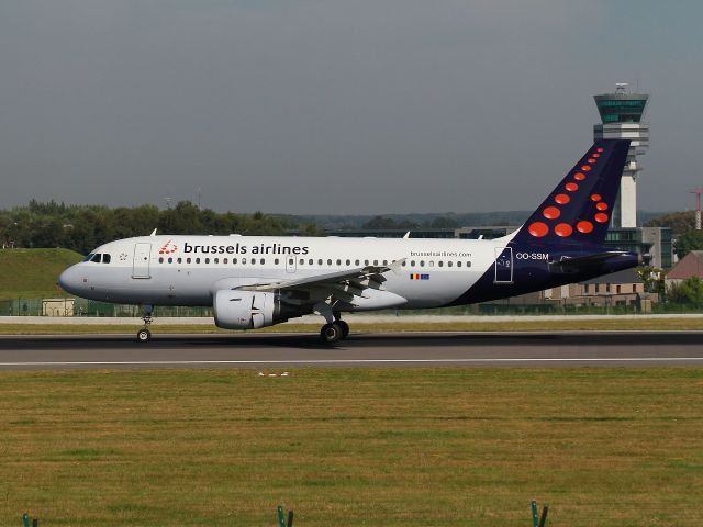 Airbus A319 (OO-SSM) - Passerelle spotter 07 R-25 L. From Dubrovnik Croatia LDDU.
