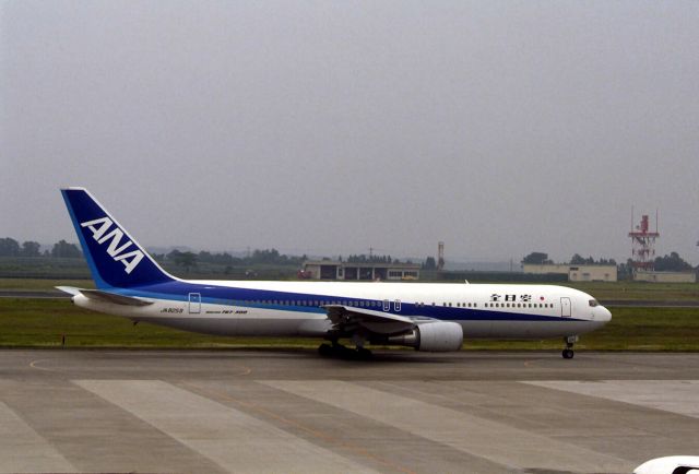 BOEING 767-300 (JA8259) - Taxing at Kagoshima Intl Airport on 1988/06/18