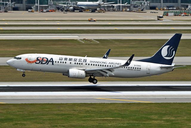 Boeing 737-800 (B-5352)